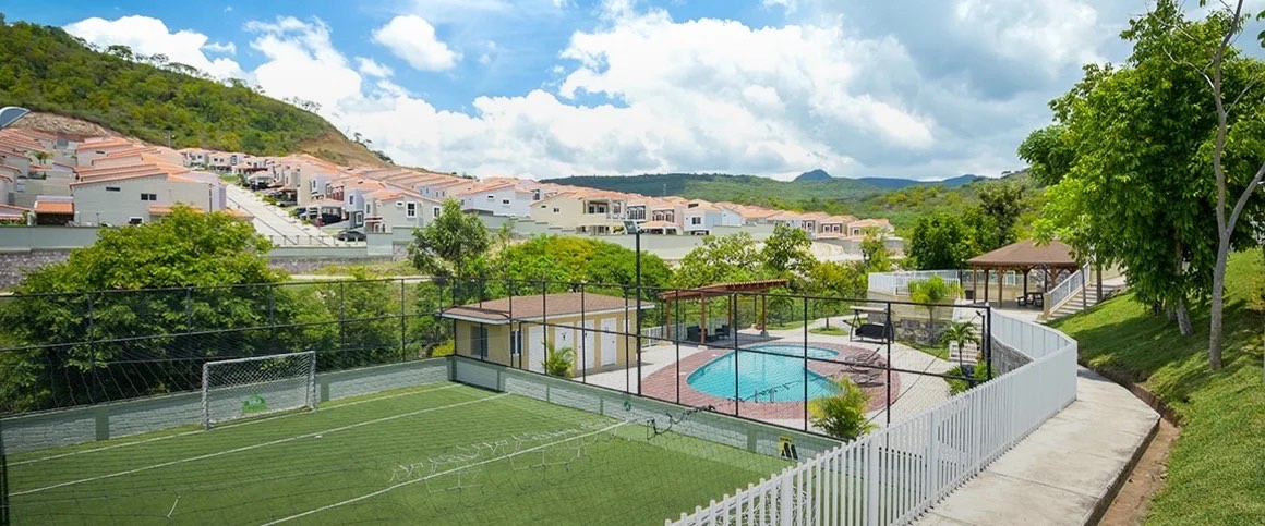 Piscina, cancha de usos múltiples y club house de Villa Los Nopales