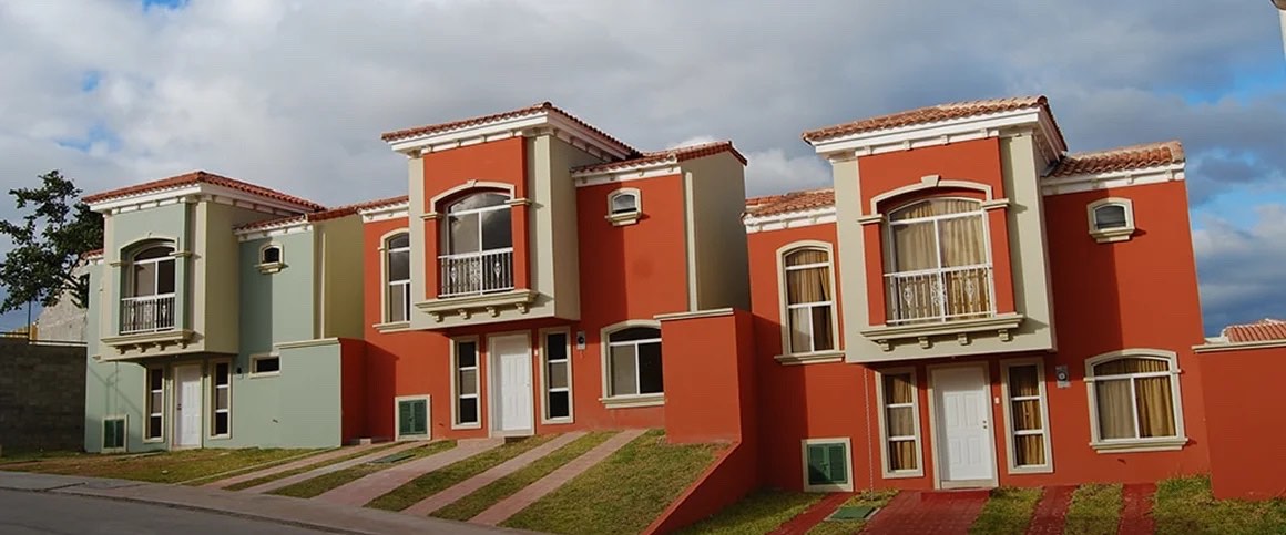 Casas de estilo neomediterráneo en Villa Los Nopales