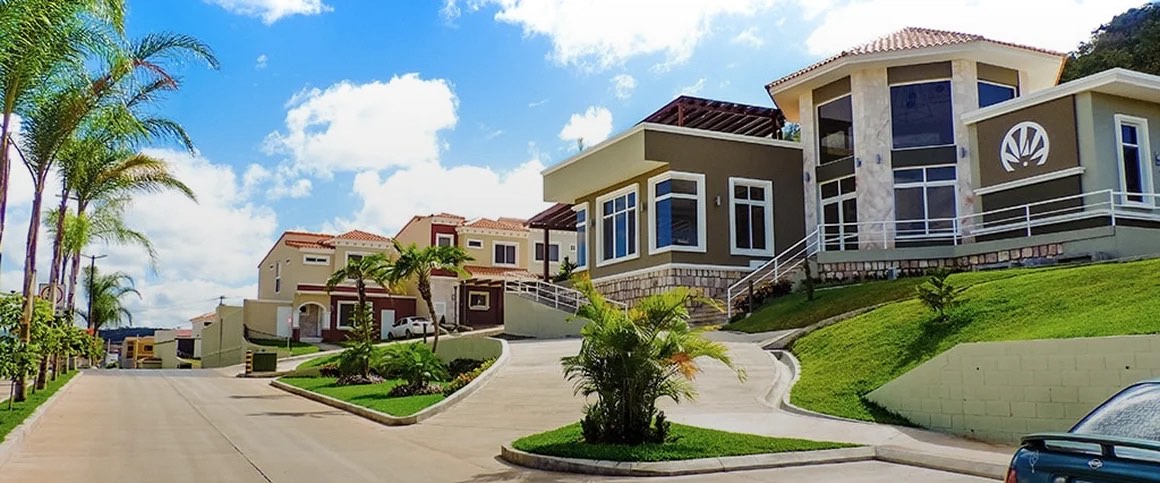 Casa club de Villa Los Nopales con jardines y palmeras
